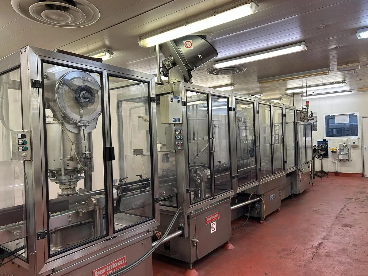 Carbonated soft-drink bottling line for glass