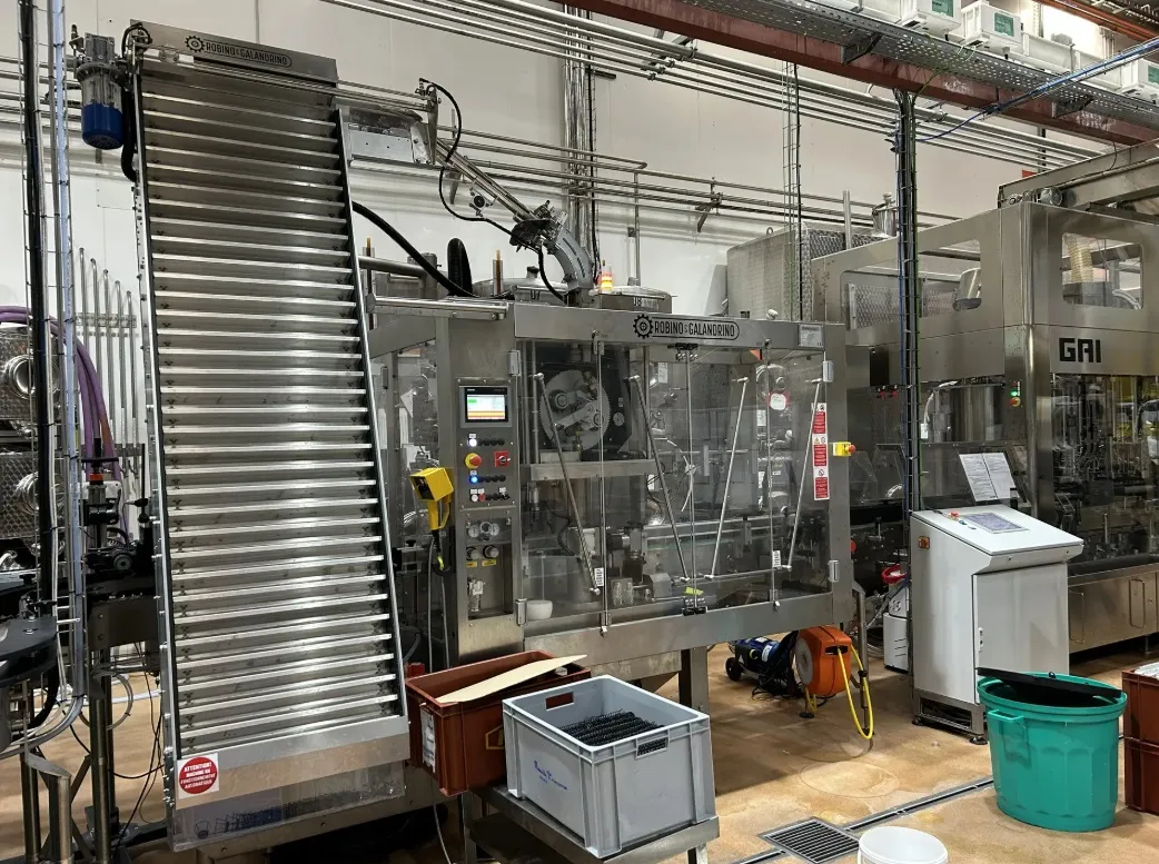 Isobaric sparkling-wine bottling line with GAI 4033 monobloc